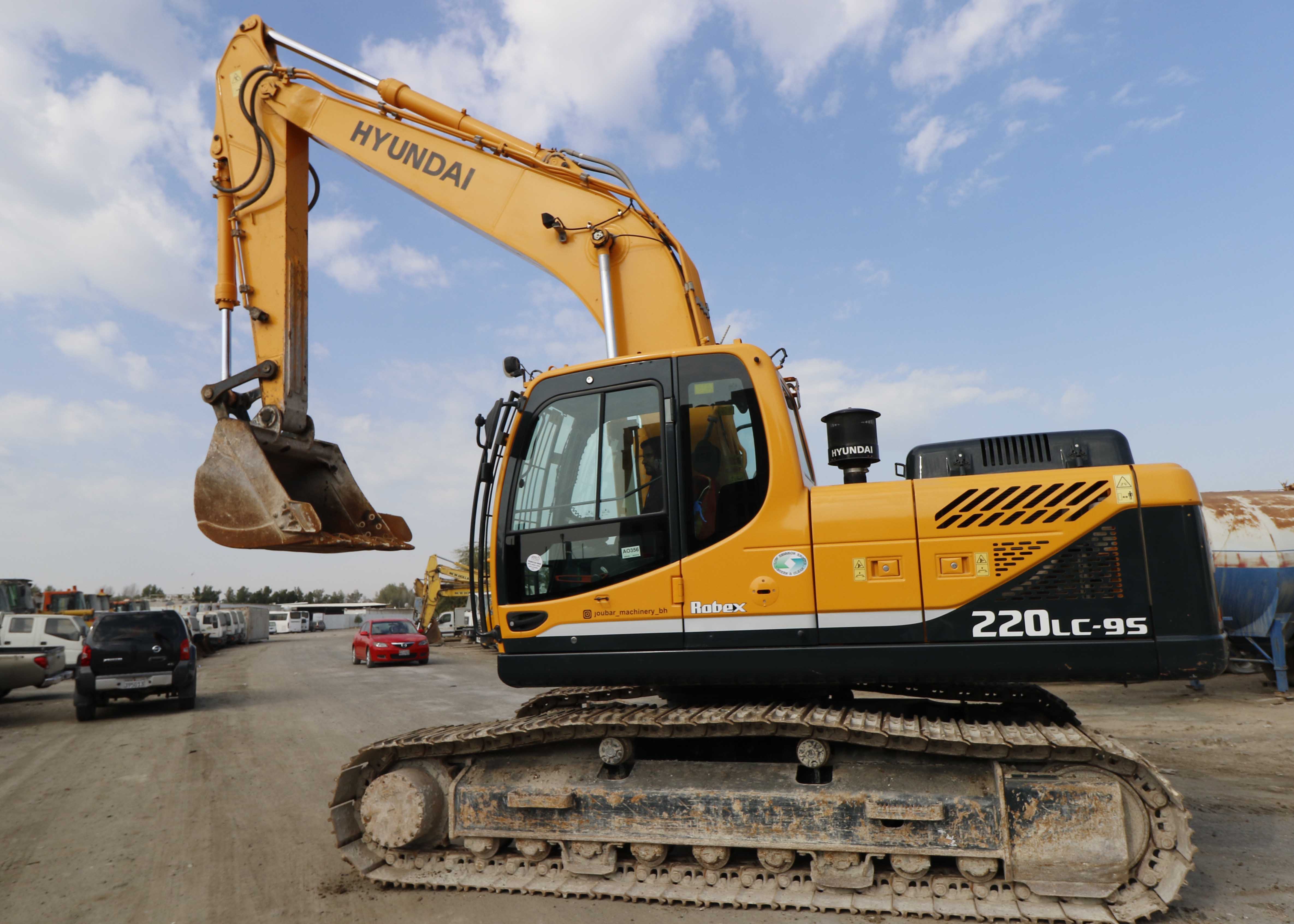 Hire HYUNDAI Robex- Excavator Online | Machinery for Rent | Qetaat.com